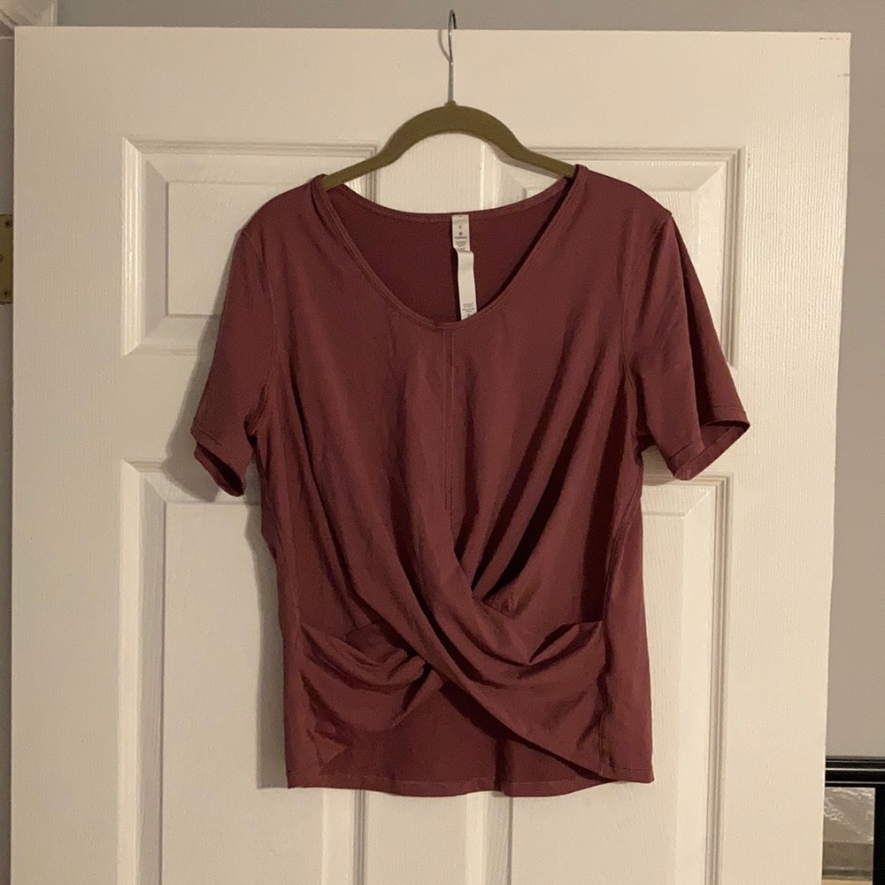 Slightly cropped twist-front top